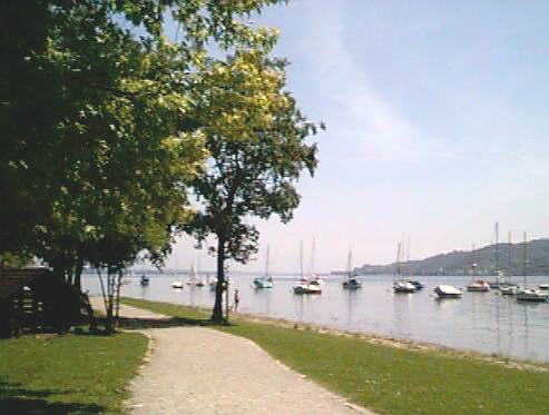 Blick von der Promenade auf den See